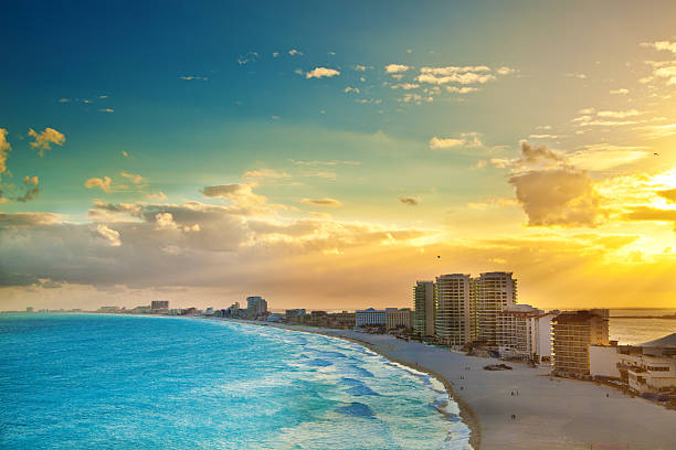 vista panoramica del tramonto sul distretto degli hotel, hotel a cancun messico - cancun foto e immagini stock