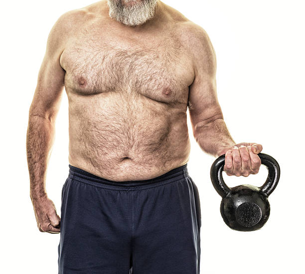 otyły starszy mężczyzna podnoszenia masy ciała czajnik elektryczny dzwon - chest hair zdjęcia i obrazy z banku zdjęć