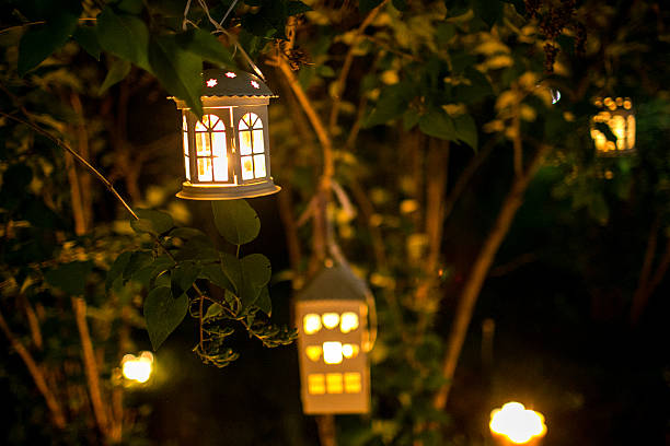 istock Candlestick house on the tree in nigth with blur lights 513680992