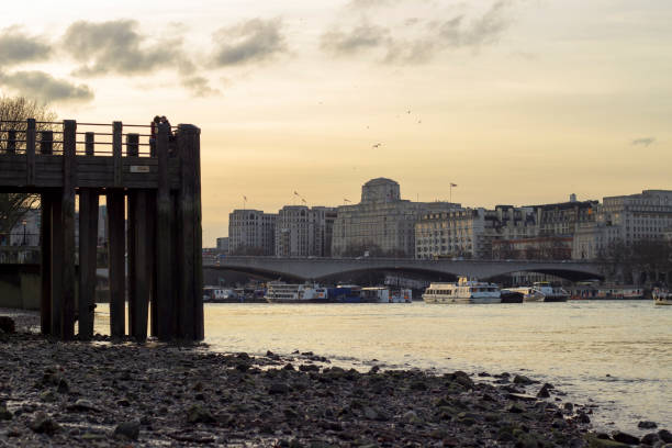 istock Wooden pier and Thames river 513682704
