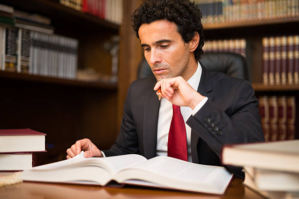 homem lendo um livro - law suit - fotografias e filmes do acervo