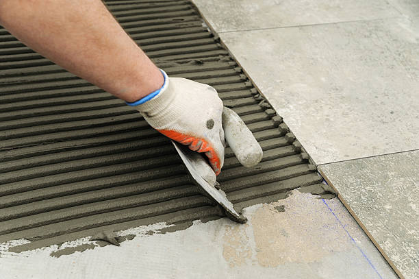 colocación de baldosas de cerámica. - tile adhesive fotografías e imágenes de stock