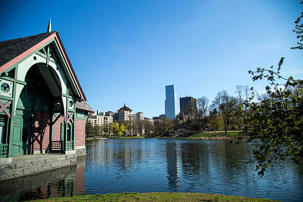 istock Building next to Lake in Central Park New York 513689462