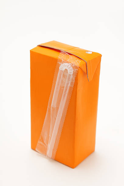 kleine orange mit stroh drink carton - getränkekarton stock-fotos und bilder