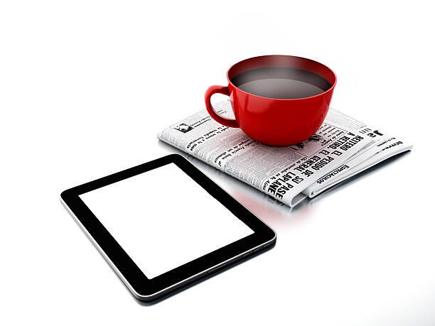 tazza di caffè con giornale e tablet pc su sfondo bianco. - newspaper the media reading digital display foto e immagini stock