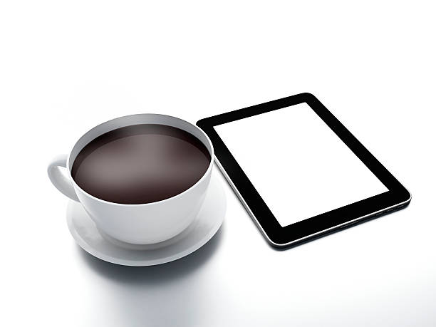 tazza di caffè con un tablet pc isolato su sfondo bianco. - newspaper the media reading digital display foto e immagini stock