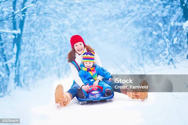 Madre Y Bebé Disfrutar De Un Paseo En Trineo Foto de stock y más banco de imágenes de Deslizarse en trineo - Deslizarse en trineo, Familia, Invierno