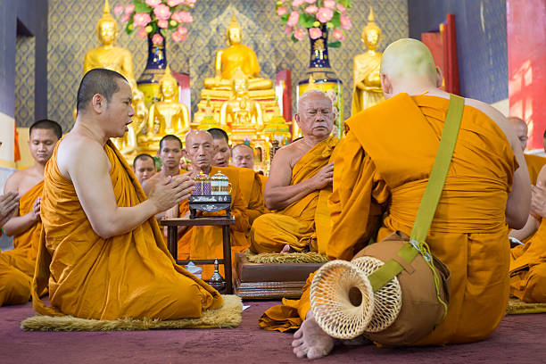 bangkok, thailand juli: bangkok mönche in der koordinierung cerem - iron asian culture buddhism buddha stock-fotos und bilder