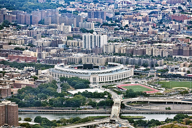 vista aérea de la ciudad de nueva york y el estadio de los yankee - baseball diamond fotos fotografías e imágenes de stock