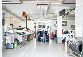 autowerkstatt-mit-dem-auto-wird-von-mech