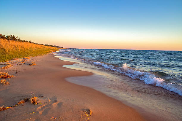 fond de plage au coucher du soleil - michigan photos et images de collection