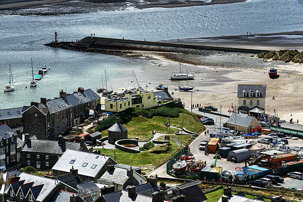 уэльский seaside в barmouth - wales beach editorial people стоковые фото и изображения