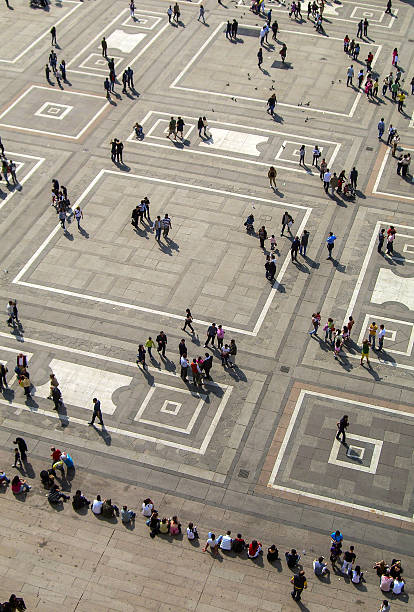 istock Central plaza with many people 513708483