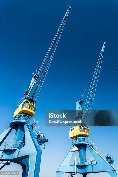 Cranes Stockfoto und mehr Bilder von Baugerät - Baugerät, Beladen, Blau