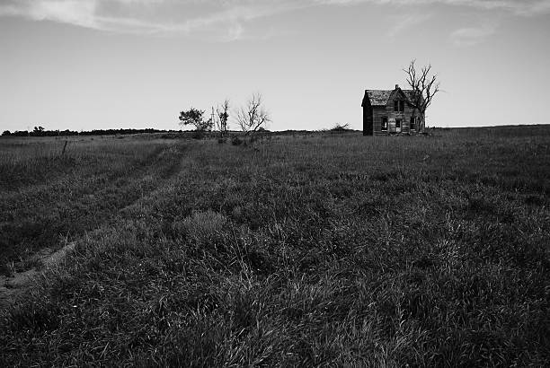 istock farm house in kansas 513728901