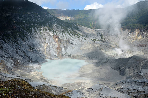 tangkuban perahu a las montañas - rock pinnacle cliff mountain peak fotografías e imágenes de stock