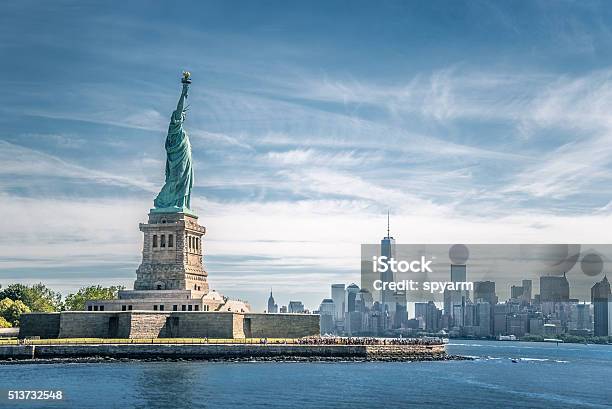 Die Statue Der Freiheit Und Manhattan Neu York Stadt Stockfoto und mehr Bilder von USA