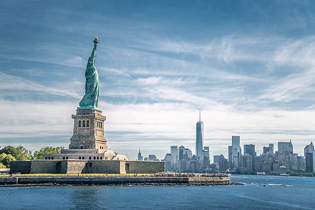 la statua della libertà e manhattan, nuovo york città - new york city skyline new york state freedom foto e immagini stock