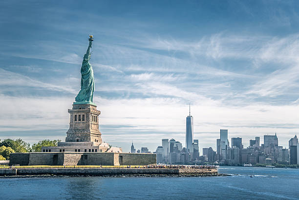 자유의 여신상 및 매해튼, 뉴욕시 - new york city skyline new york state freedom 뉴스 사진 이미지
