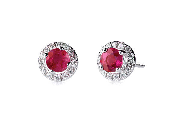 czerwony rubin kauczuk aureola ustawianie diament kolczyki zestaw - diamond earrings zdjęcia i obrazy z banku zdjęć