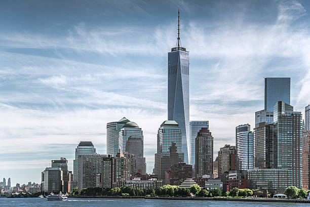 edificios de ciudad de nueva york con el mundo comercio centro - lower manhattan fotografías e imágenes de stock