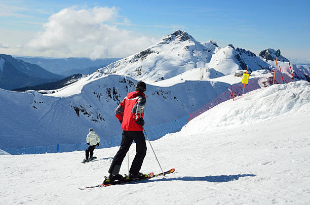 sochi, pessoas esqui e snowboard na estância de esqui rosa khutor - snowbord imagens e fotografias de stock