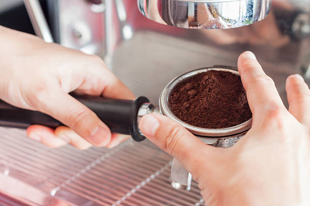 istock Woman's hand holding coffee grind in group with vintage style 513733280