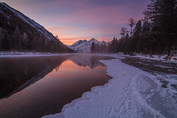 живописный зимний пейзаж на фоне красивый закат. - winter stream river snowing стоковые фото и изображения