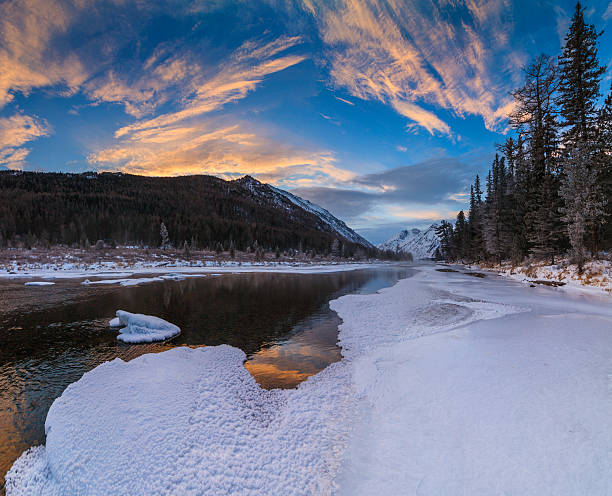 живописный зимний пейзаж на фоне красивый закат. - winter stream river snowing стоковые фото и изображения