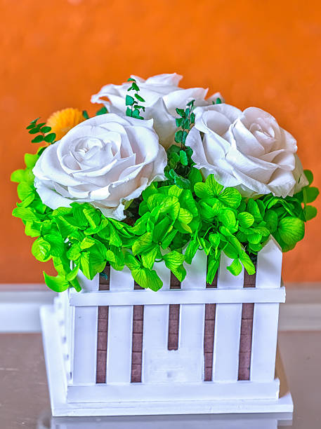 blanco rosas en cesta hermosa cerca de imagen - hanging flower basket isolated fotografías e imágenes de stock