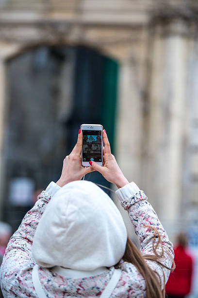 mulher fotografando do castelo de wawel com celular, cracóvia - smart phone iphone women mobile phone - fotografias e filmes do acervo