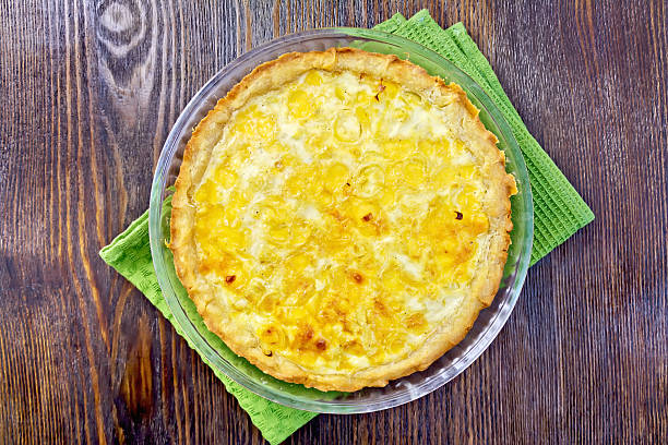 istock Pie with cheese and leek in glass pan on board 513743634