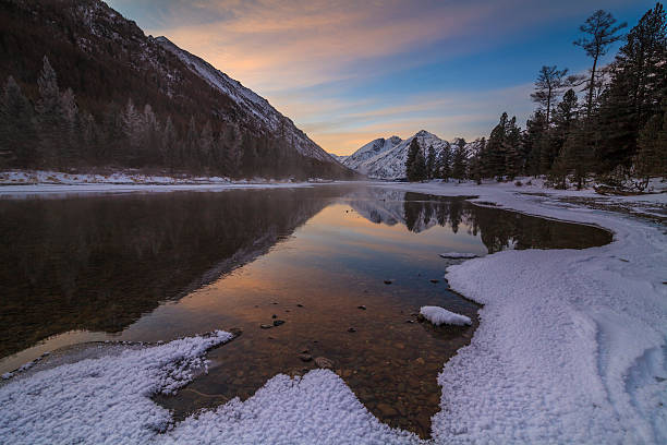 красивый зимний пейзаж с горами и закат небо. - winter stream river snowing стоковые фото и изображения
