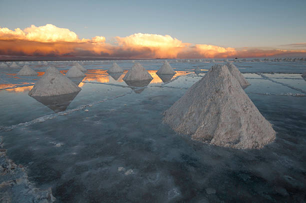 колчани соль конусов - salar стоковые фото и изображения