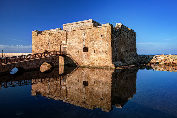 castillo de paphos con reflejo en el agua, de chipre - paphos fotografías e imágenes de stock