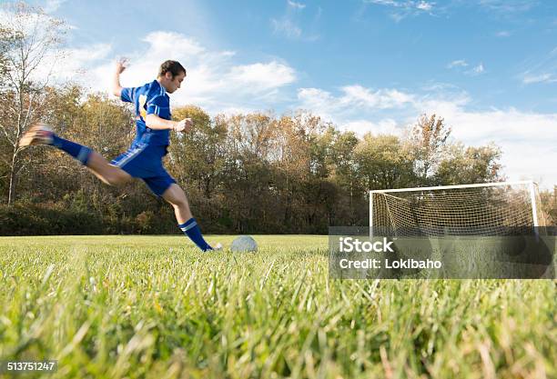 Fußball Teen Stockfoto und mehr Bilder von Freizeitaktivität - Freizeitaktivität, Aktivitäten und Sport, Amateur