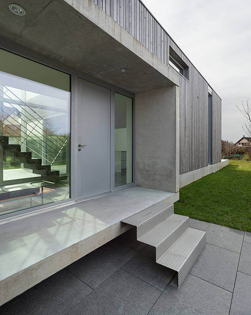 istock Entrance of a modern house 513752030