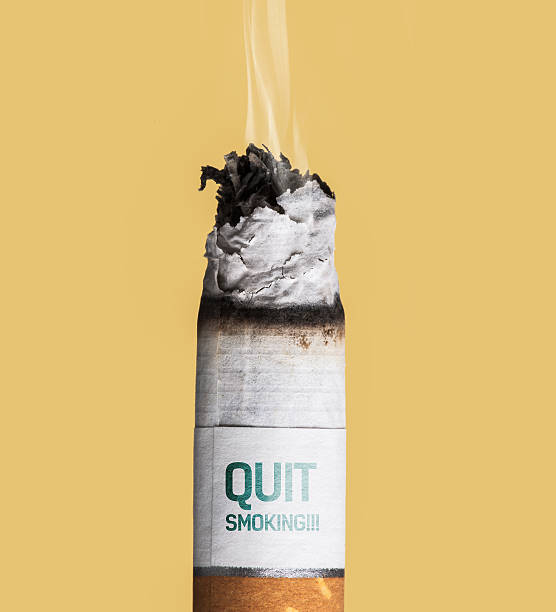 ardor de cigarrillos y divertido caracteres - cigarette addiction shock smoking fotografías e imágenes de stock