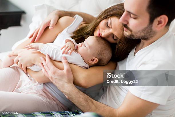 Glückliche Familie Mit Dem Neugeborenen Babys Stockfoto und mehr Bilder von Baby - Baby, Eltern, Neugeborenes