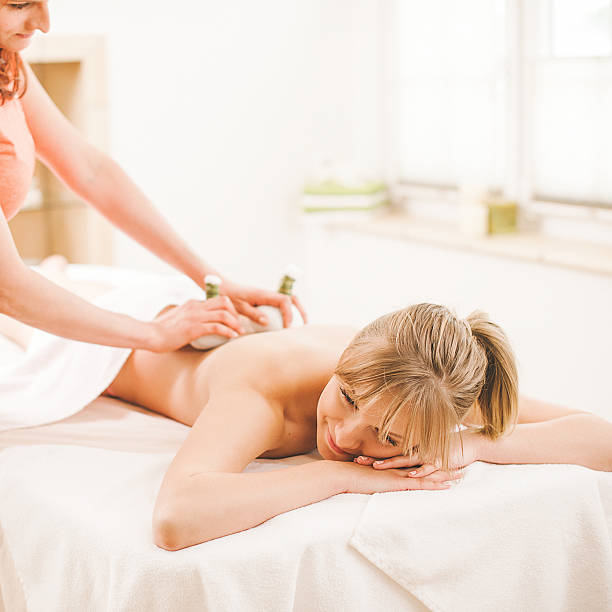 mujer de recibir un masaje en el spa de salud - massage table flash fotografías e imágenes de stock
