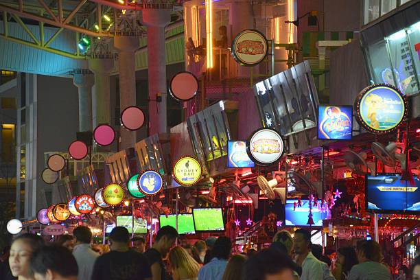 soi dragon bares em bangla road, patong beach - soi bangla - fotografias e filmes do acervo