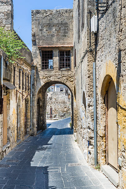 bogenförmige engen straße in der altstadt von rhodos - maze old obsolete ancient stock-fotos und bilder