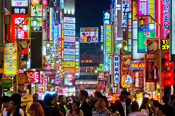 vita notturna nel quartiere di shinjuku, tokyo, giappone - kabuki foto e immagini stock