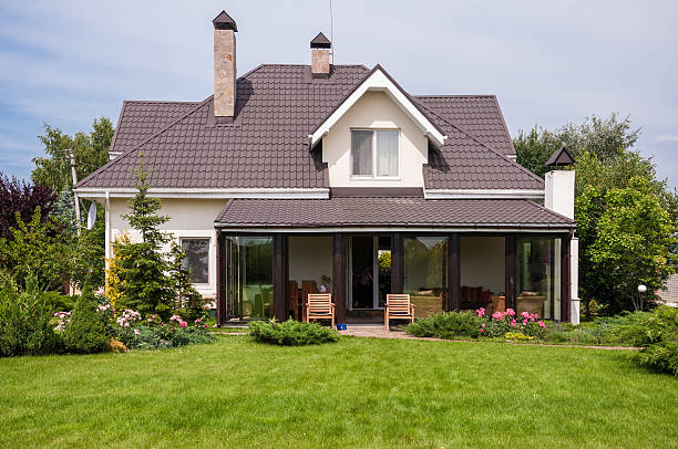 privates haus, mit einen garten in der ländlichen umgebung - gartenhaus stock-fotos und bilder