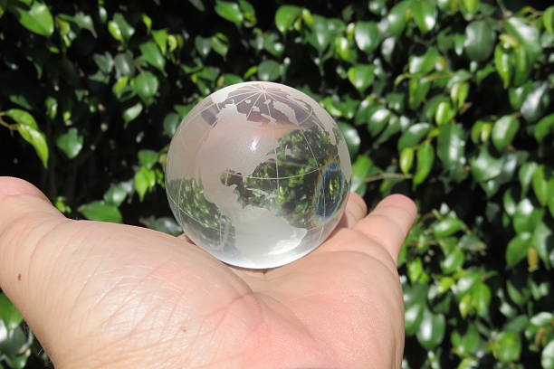 kryształowa kula - transparent crystal crystal ball human hand zdjęcia i obrazy z banku zdjęć