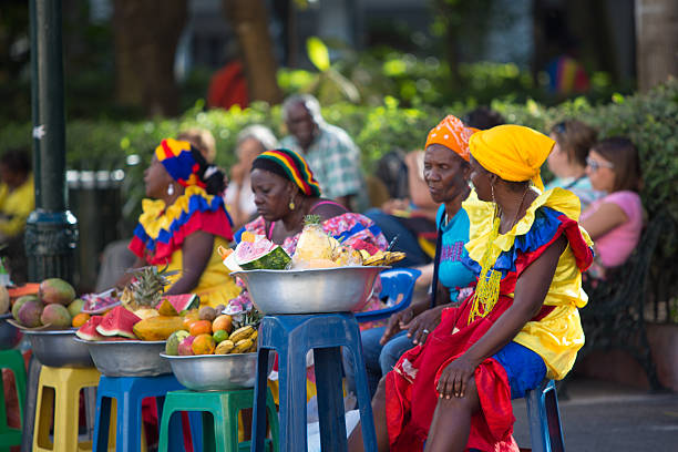 femmes avec des couleurs des caraïbes - food caribbean street cartagena photos et images de collection
