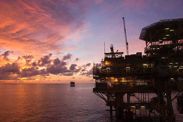 plateforme pétrolière offshore - sunset oil rig oil industry energy photos et images de collection