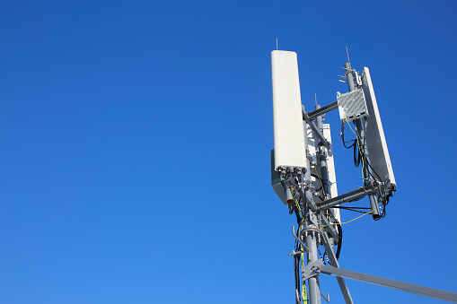 Antena de panel de comunicación móvil sobre fondo de cielo azul photo