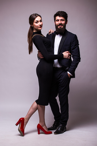 Hombre Con Barba En Traje Y Mujer En Vestido Negro Y Rojo Y Zapatos Foto de  stock y más banco de imágenes de Parejas - iStock