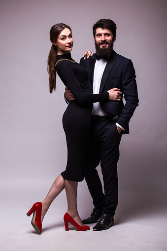 Hombre Con Barba En Traje Y Mujer En Vestido Negro Y Rojo Y Zapatos Foto de stock y más banco de imágenes de Parejas - iStock Hombre Con Barba En Traje Y Mujer En Vestido Negro Y Rojo Y Zapatos Foto de stock y más banco de imágenes de Parejas - iStock